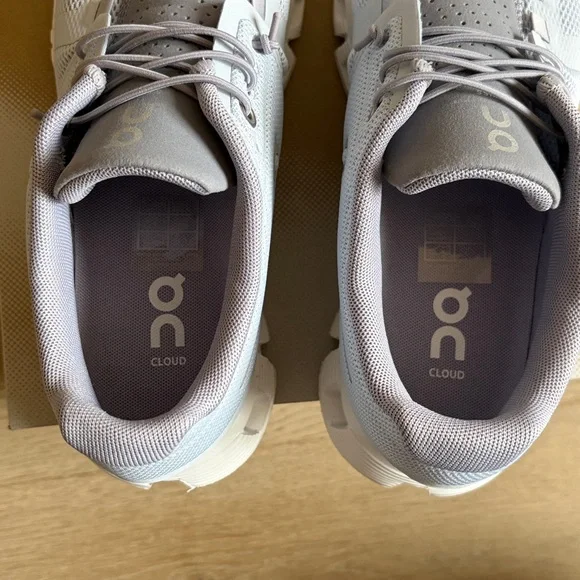 EUC on cloud 5 heather/fossil size 5.5 with original box and extra laces - Picture 8 of 16